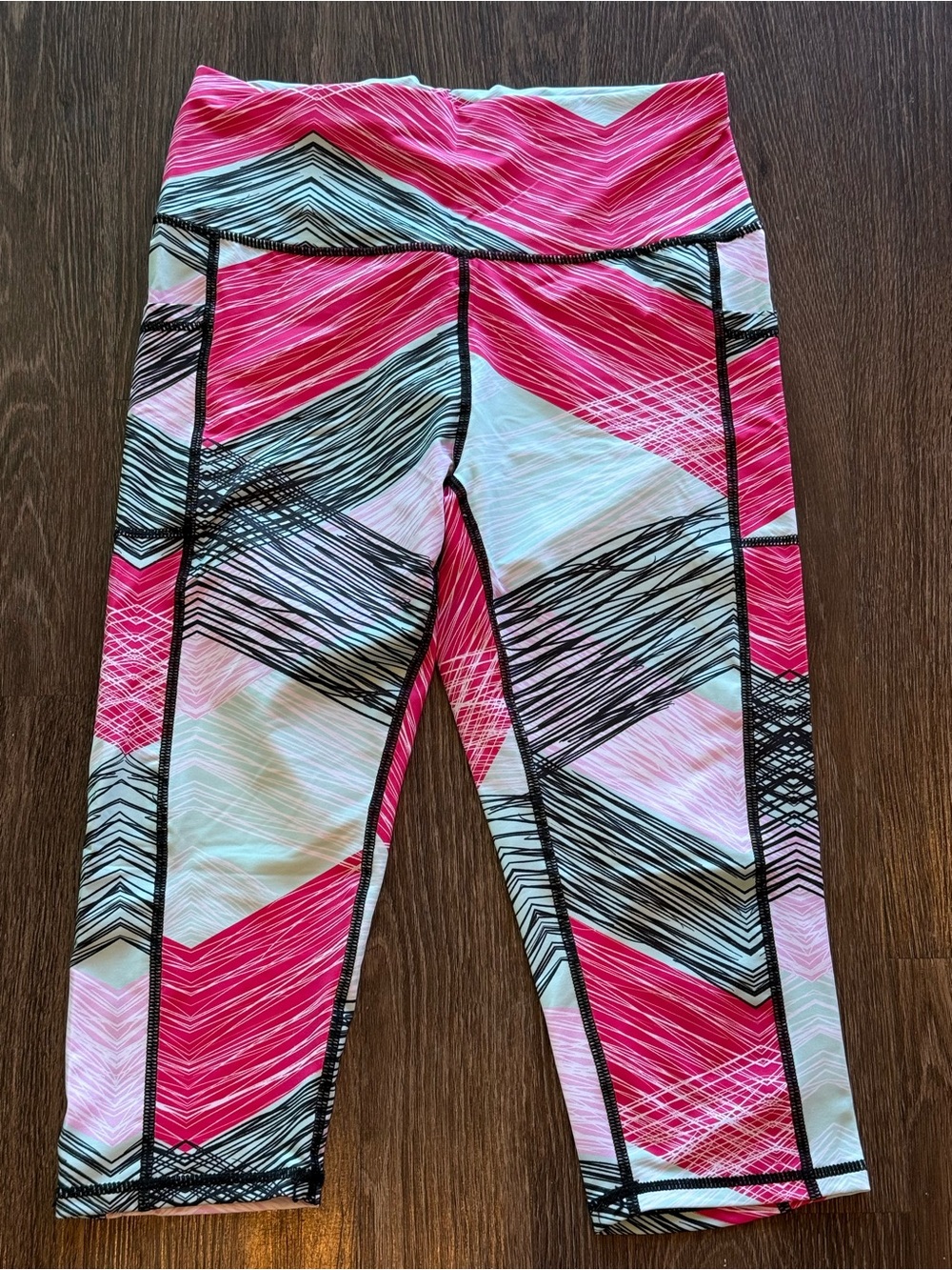 SHEIN Pink Black and White Geometric Capri Leggings